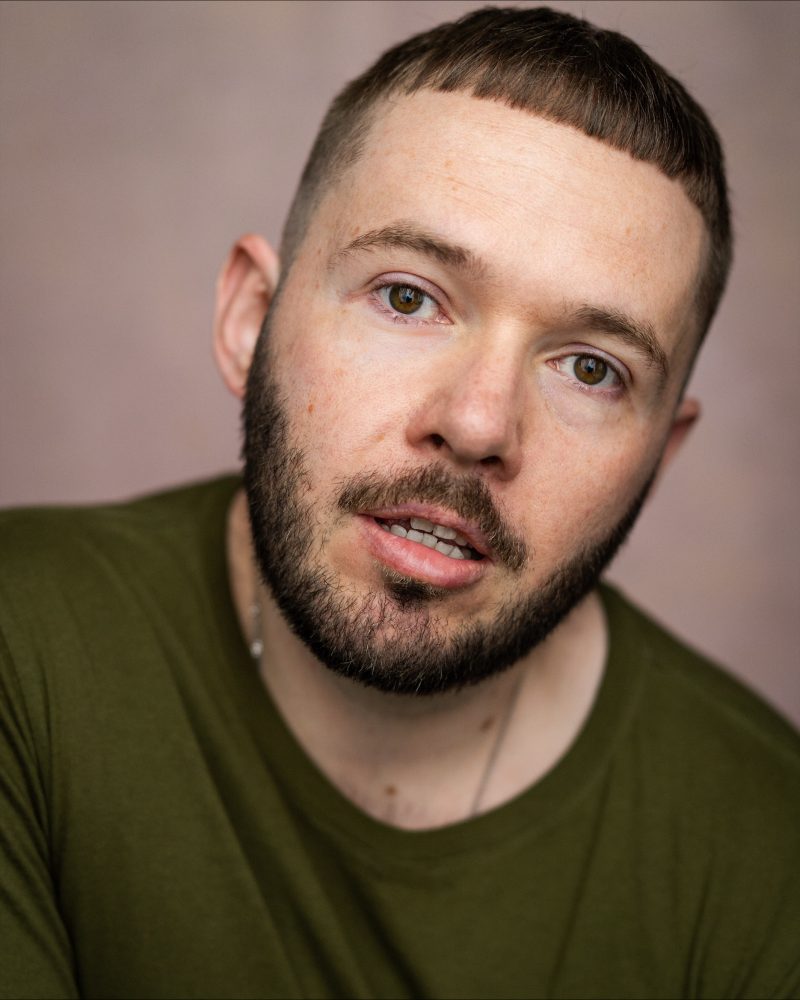 Dion Lloyd – Headsot Cefnogi pobl ifanc i godi proffil teledu a ffilm Gymraeg