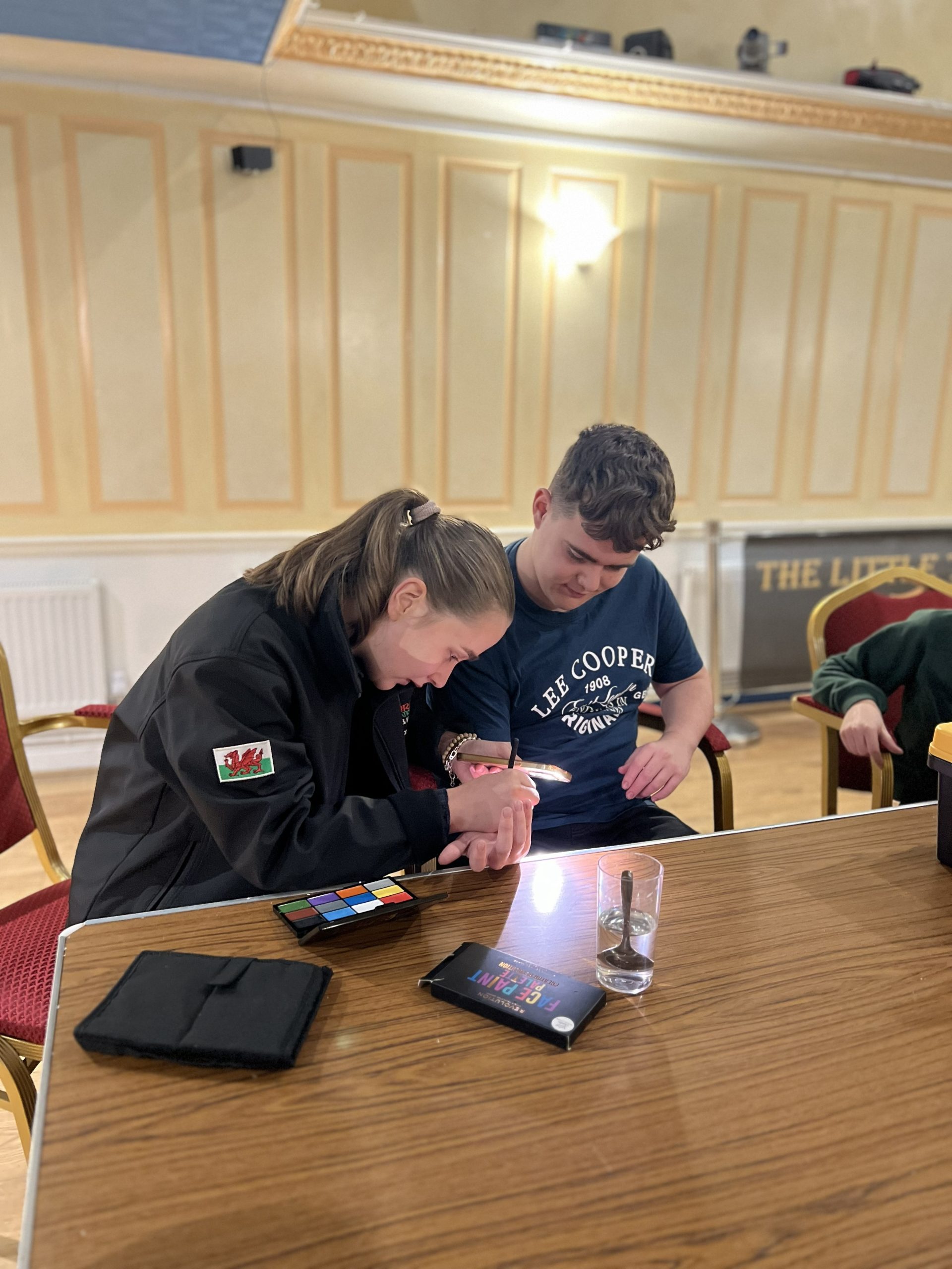 Hwb o £90,000 wedi’i gyhoeddi i bobl ifanc sy’n gadael gofal yng Nghymru wrth i raglen genedlaethol ehangu