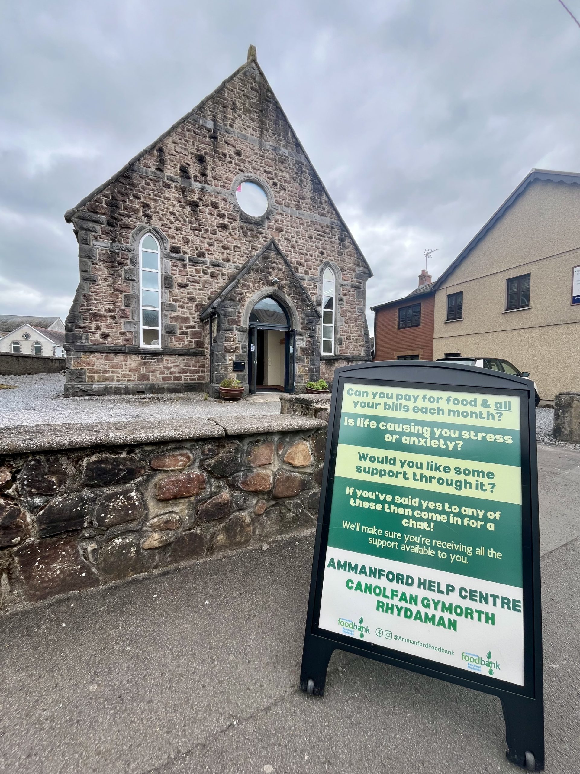 “Gall y pethau bach wneud byd o wahaniaeth” – Cefnogi cymunedau drwy’r argyfwng costau byw