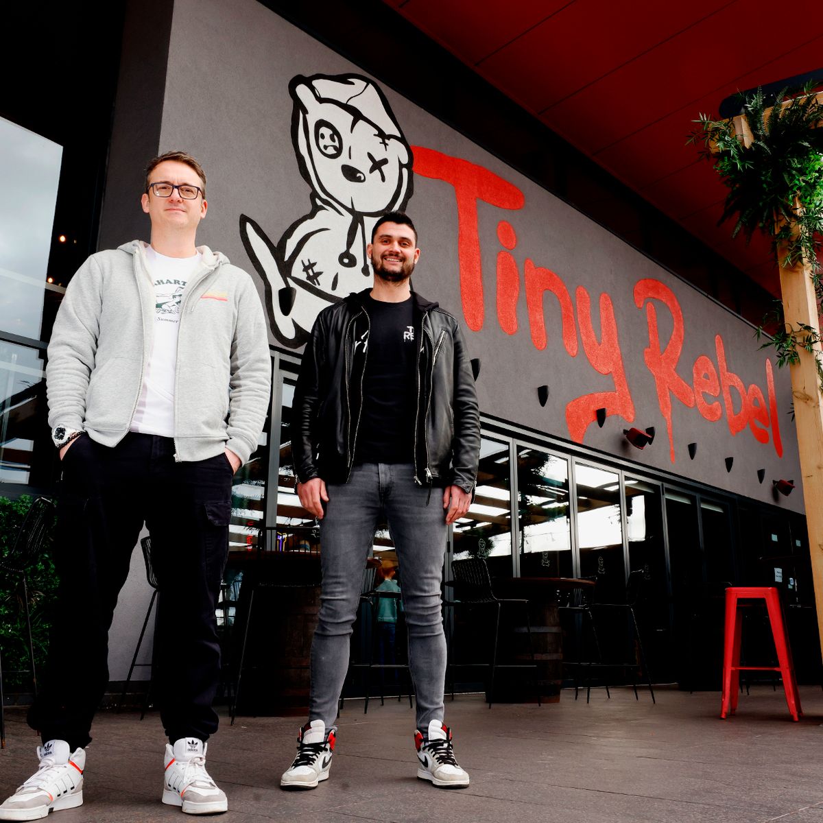 Mae Tiny Rebel yn ehangu ei effaith gymunedol ledled Cymru